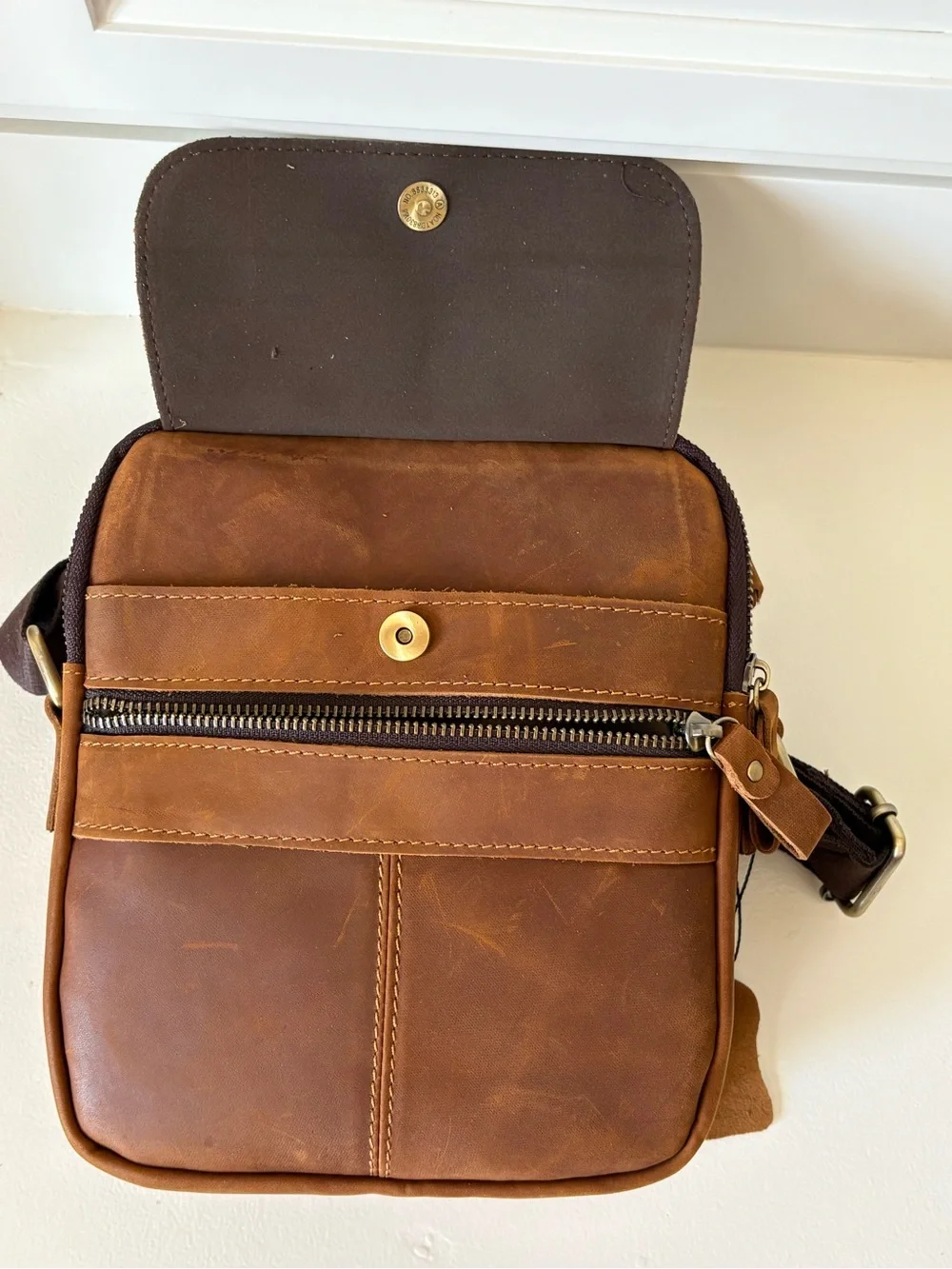 Men's Classic Leather Messenger Bag in Brown - Adjustable Crossbody